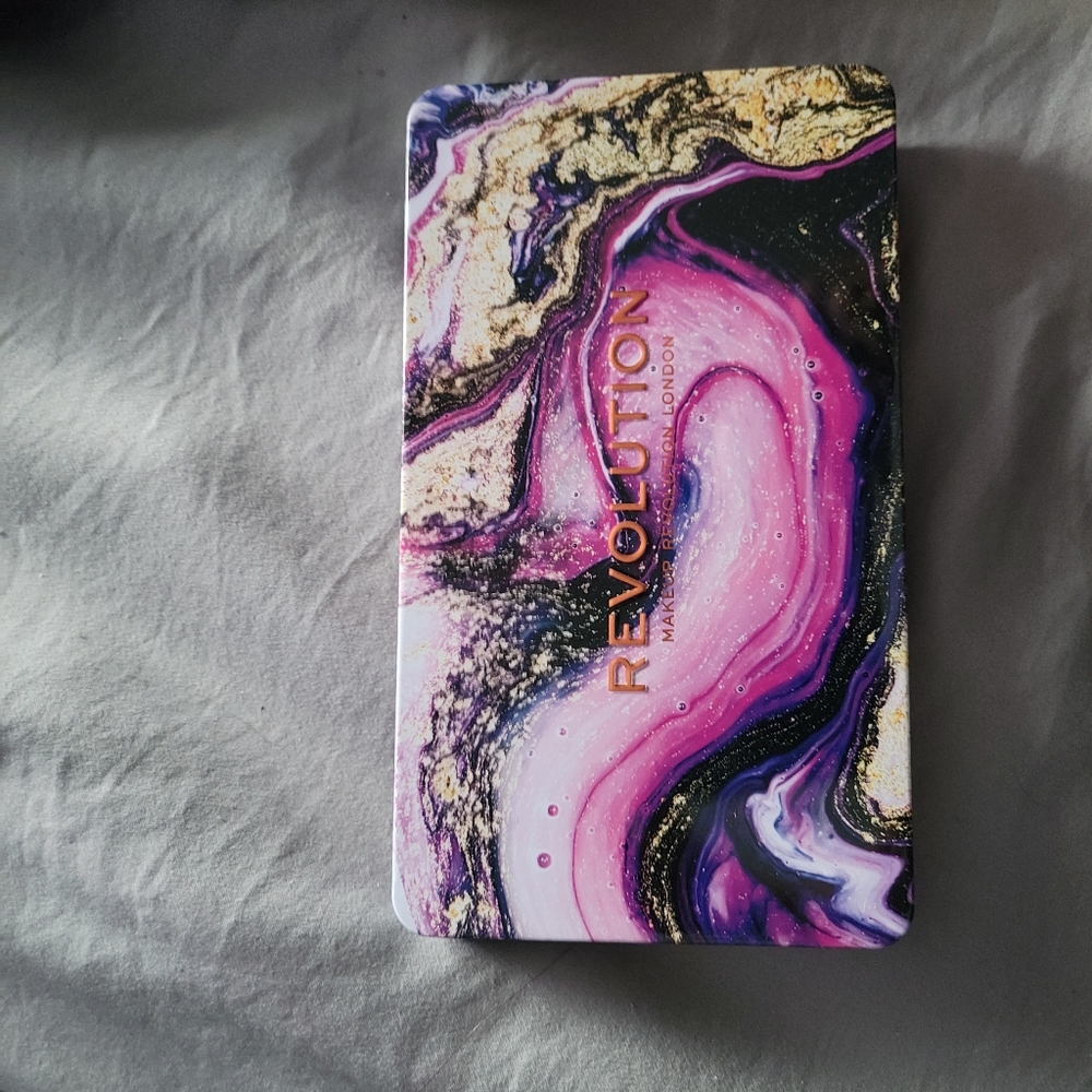 Makeup Revolution Utopia eyeshadow pallet